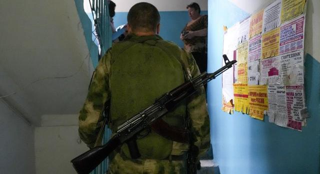 Az elfoglalt ukrán területeken katonák ellenőrzik, hogyan szavaznak az emberek
