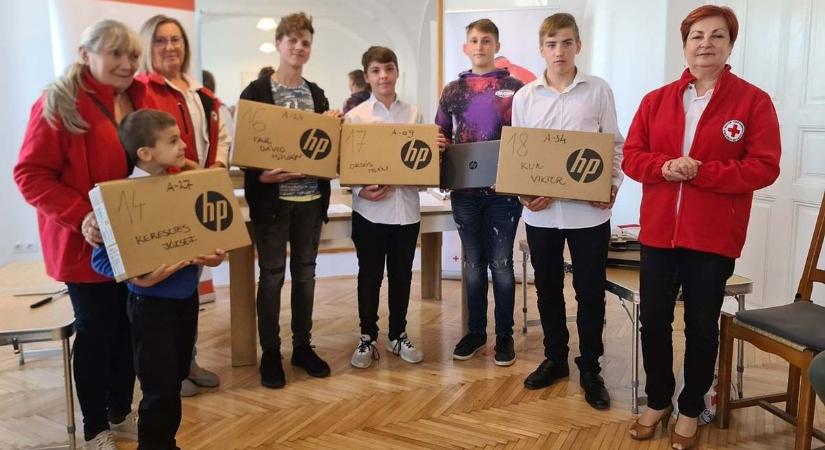 Laptopokat kaptak a pályázó fiatalok