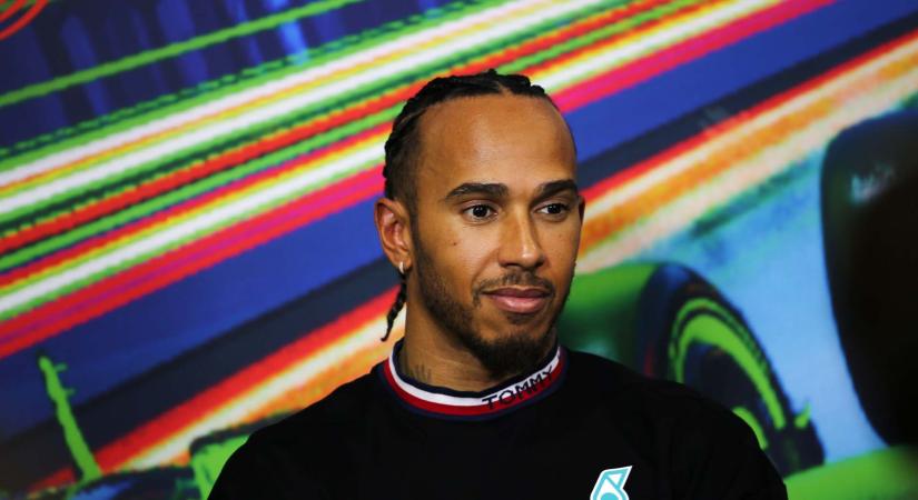 Hamilton a 2021-es vereség miatt tovább marad az F1-ben