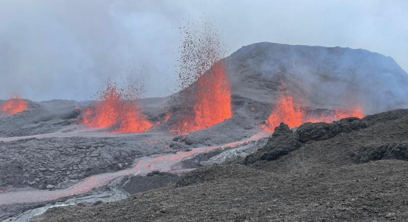 Most Réunion egy vulkánja tört ki, mérgező, forró gázokkal és hamuval