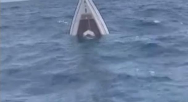 Drámai mentés a tengeren: turistákkal süllyedt el egy hajó - videó