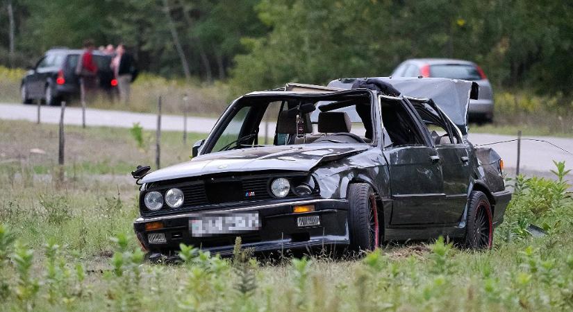 Egy legendás BMW-vel halt meg a férfi Kiskunhalason (fotók)