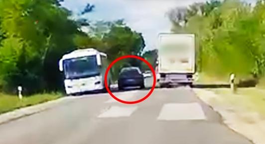 Kis híján letarolta a Volánbuszt az előzni próbáló BMW-s – videó