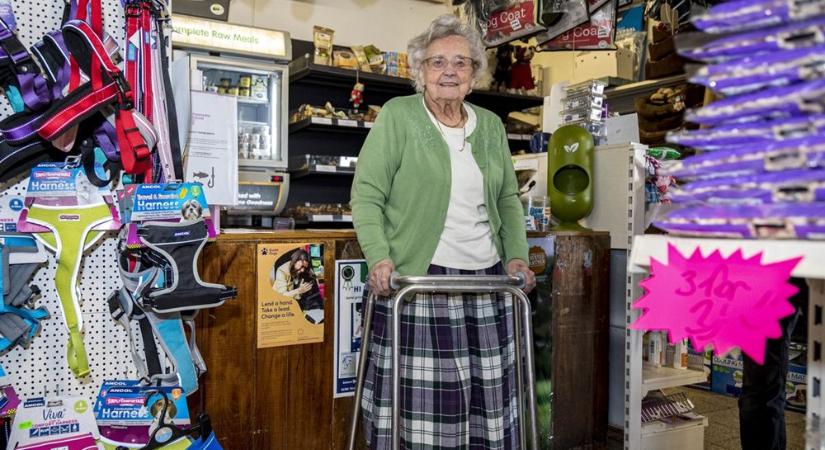 A 96 éves asszony még mindig 3 műszakban dolgozik az apró üzletben