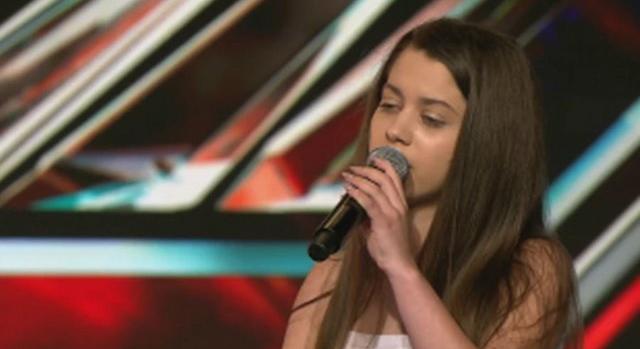 Elhunyt nagypapájának énekelt az X-faktorban a 15 éves Denisa – videó