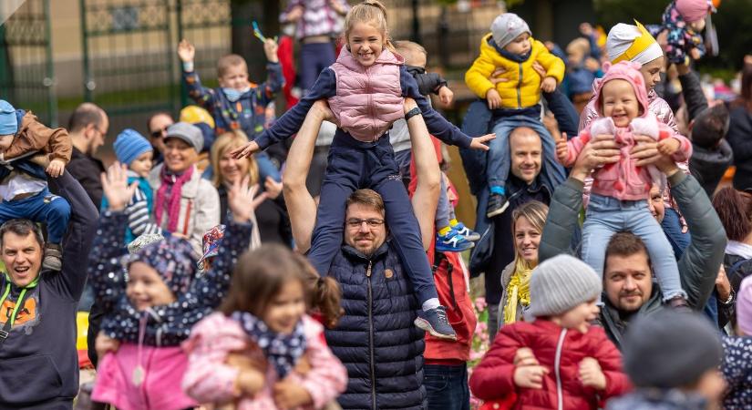 Több száz gyermeket emeltek a magasba Debrecenben