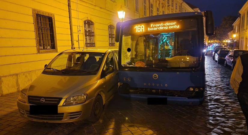 Hiába forgatta a kormányt, nem ment tovább egyenesen: Utasokkal teli busz balesetezett Budapesten – Fotók a helyszínről