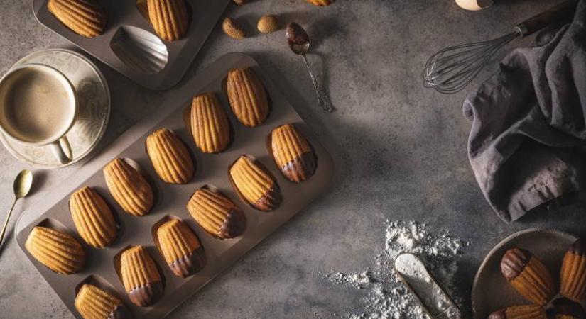 Csokiba mártott madeleine: puha francia sütemény egyszerűen