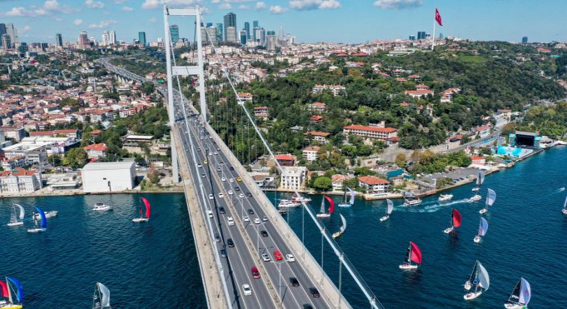 Látványos drónfelvételek a Boszporusz-szorosban rendezett vitorlás kupáról