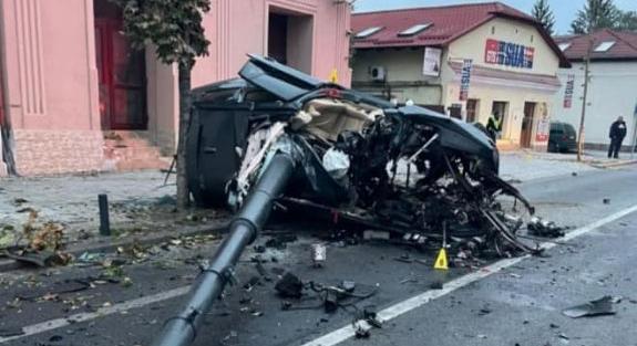 Horrorbaleset Kolozsváron: kettészelte a BMW-t a villanyoszlop