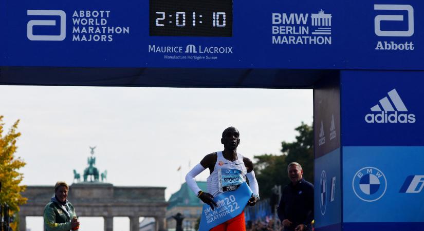 Eliud Kipchoge megdöntötte a maratonfutás világcsúcsát, még közelebb került a két órához
