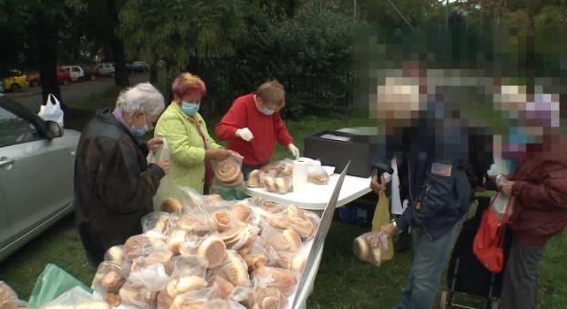 Kisnyugdíjasok, munkanélküliek és hajléktalanok álltak sorba az ételosztáson Debrecenben