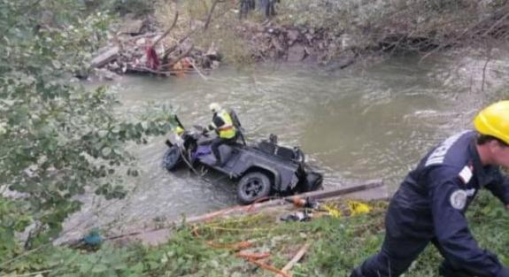 Két holttestet találtak a folyóba zuhant autóban