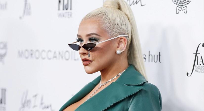Christina Aguilera szexi dekoltázsa több mint különleges