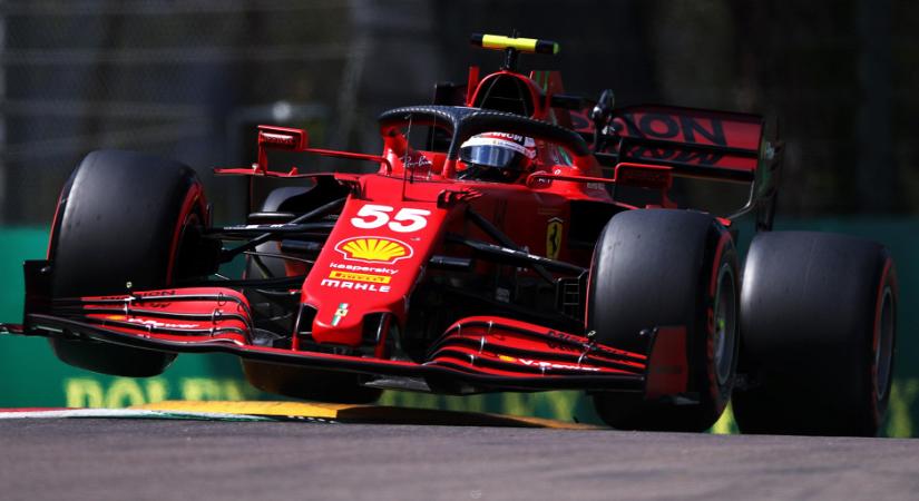Cáfolja a Ferrari, hogy vízhordóként kezeli Leclerc csapattársát