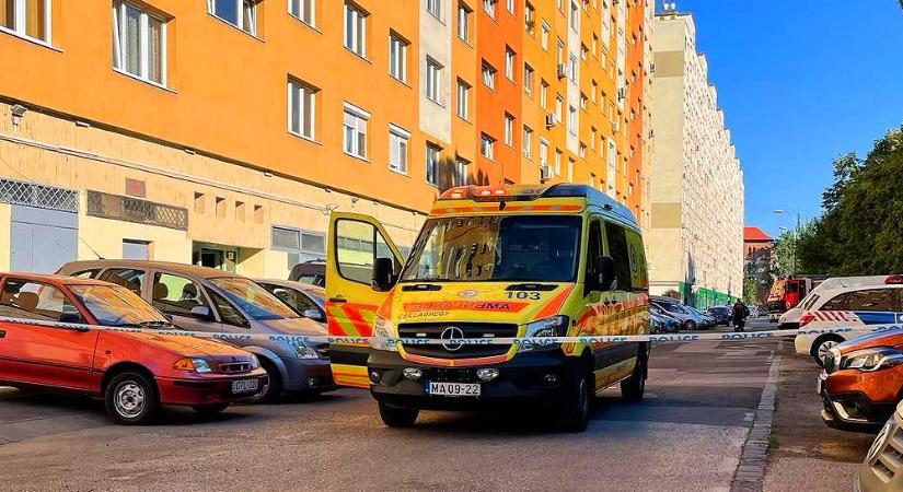 Tragédia Siófokon: ablakpucolás közben kizuhant a 3. emeleti lakásából egy nő, már nem tudták megmenteni az életét
