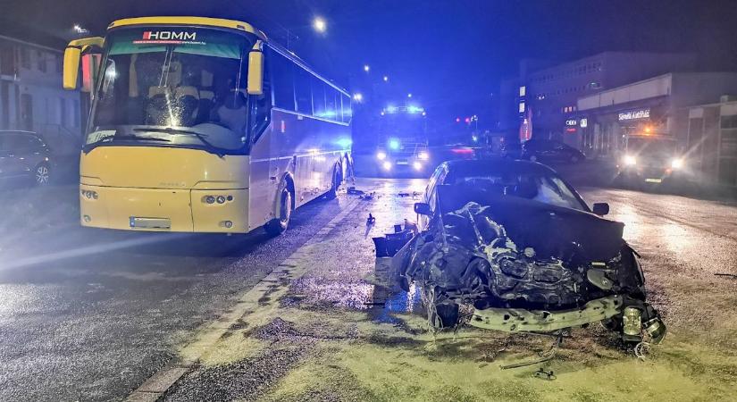 Parkoló busznak csapódott egy autó az éjjel Szombathelyen - fotó