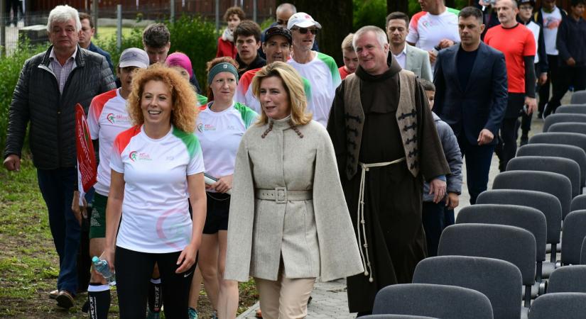 Csaknem kétszáz gyermekkel együtt futottak be Koltóra a Petőfi-emlékév jótékonysági futásának résztvevői