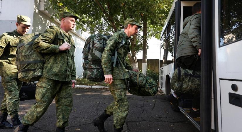 Robbanásközeli a helyzet Oroszországban, a sorozásra hívott férfiak külföldre menekülnek, Putyin egy titkos helyre vonult vissza