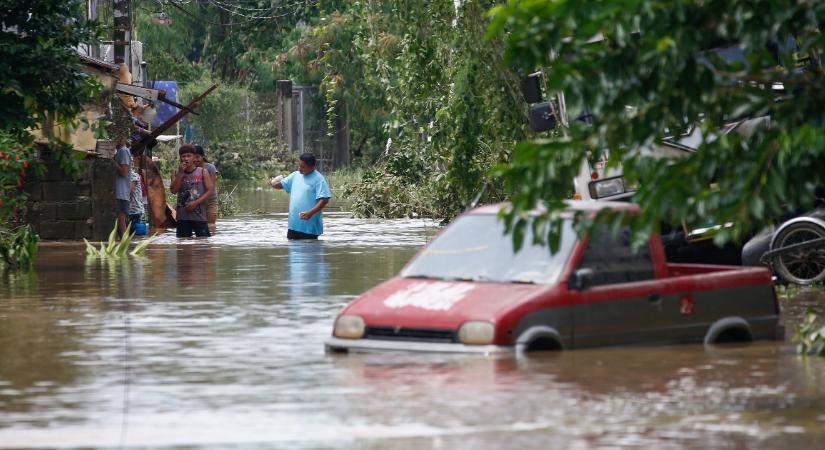 Mellkasig érő víz, milliók áram nélkül – a Noru tájfun lecsapott a Fülöp-szigetekre
