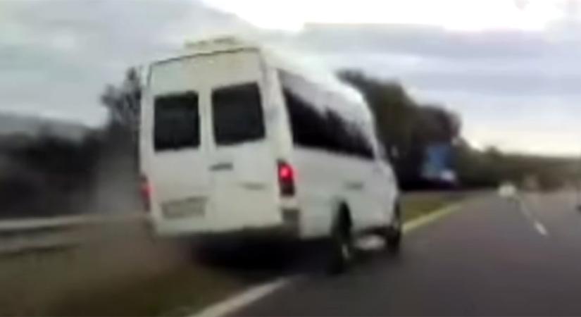 Furcsa körülmények között, fékezés nélkül ütközött szalagkorlátnak egy kisbusz az M7-esen - videó