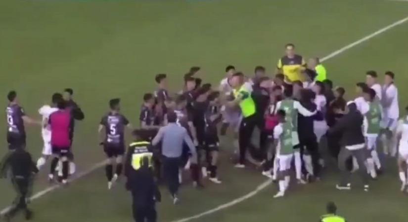 Brutális tömegverekedés tört ki a meccsen, rendőrök választották szét a focistákat - videó