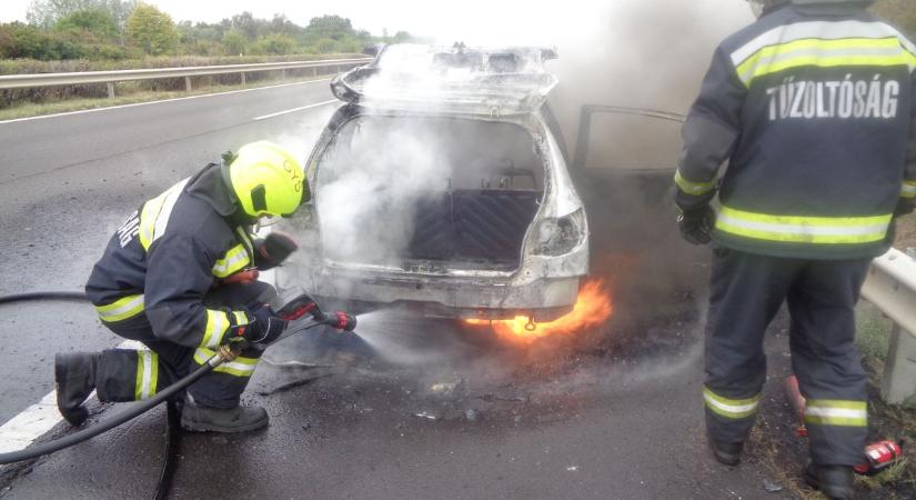 Teljes terjedelmében égett egy autó az M3-ason, kipattanó szikra okozhatott tüzet a boldogi pincében