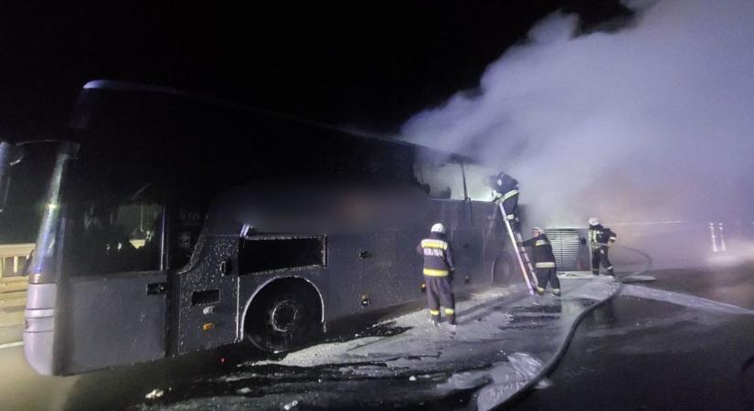 Ukrán busz égett ki a Kőröshegyi völgyhídon