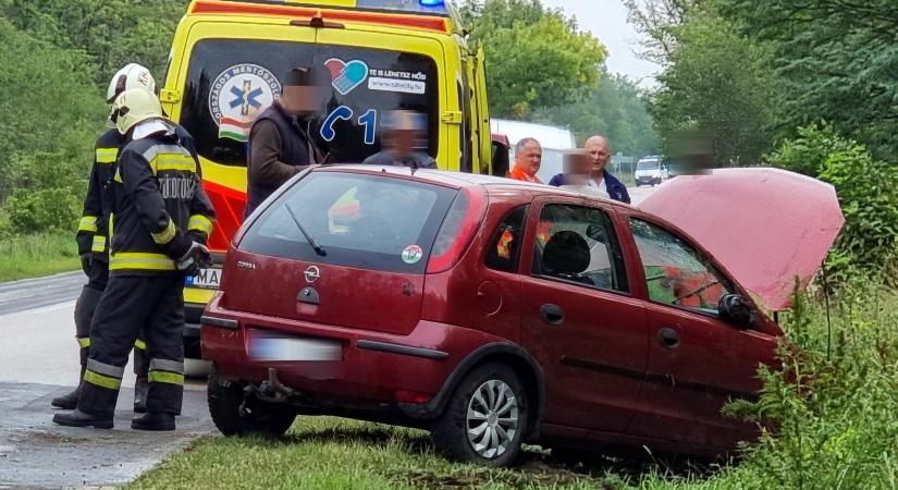 Felborult egy autó a Szegedi úton, egy nőt kórházba szállítottak a mentők