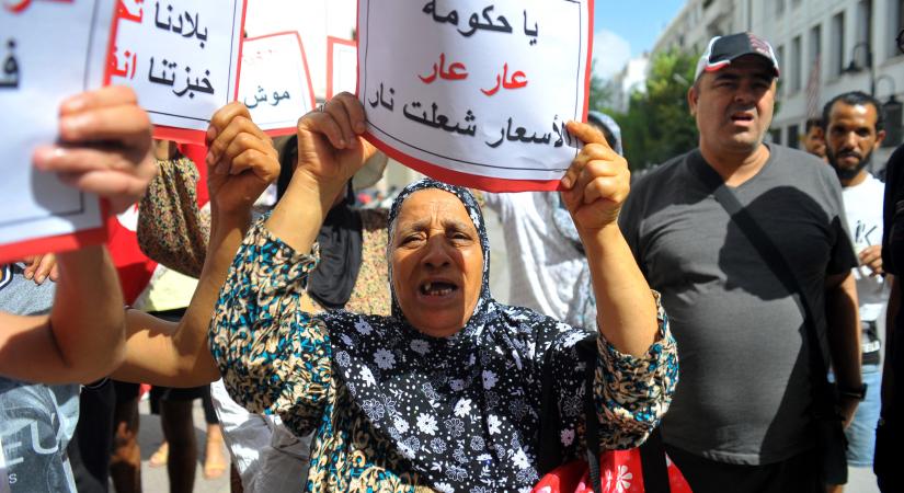 Az infláció, az élelmiszerhiány és az elnyomó rendszer ellen tüntetnek Tunéziában