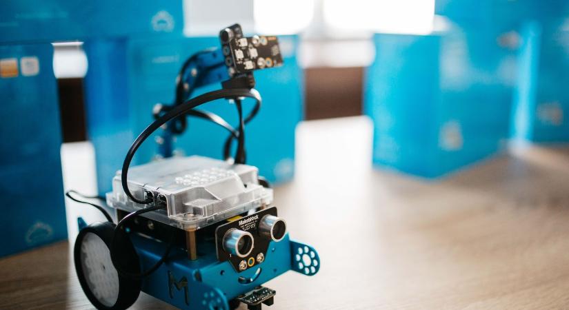 Programozható robotokkal és tananyaggal támogat három általános iskolát a Knorr-Bremse