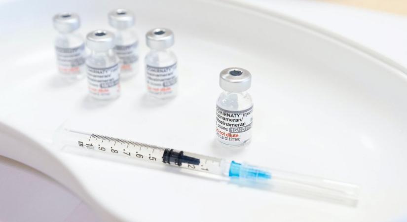 Hárommillió koronavírus elleni vakcinát kell megsemmisítenie Romániának