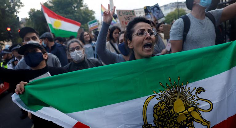 Már Londonban is összecsaptak a Mahsa Amini halála miatt tüntetők a rendőrökkel