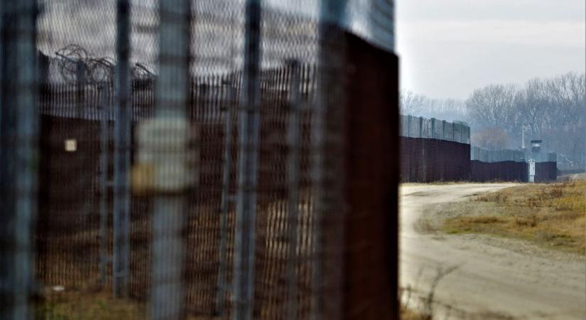 Gyerekkel érkeztek a magyar határra a migránsok