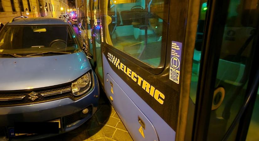 Szétesett a kormány, belehajtott a BKV busza két parkoló autóba