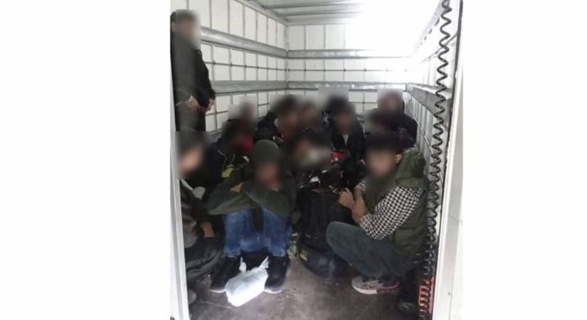 30 illegális migránst szállított a Fehérvárnál elkapott embercsempész