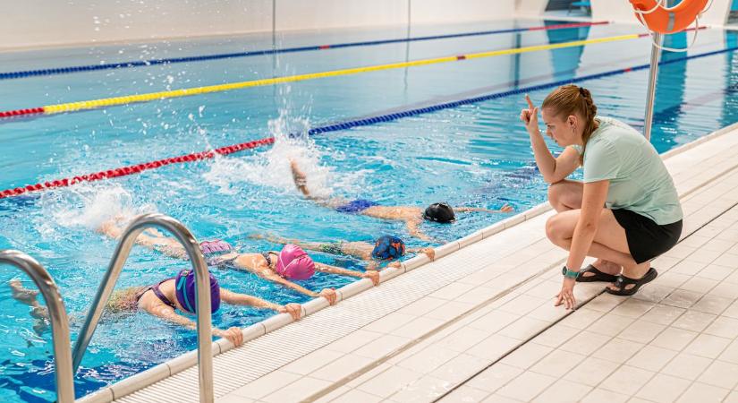 Zavartalanul folyik a Belvárosi Sportközpontban az úszásoktatás