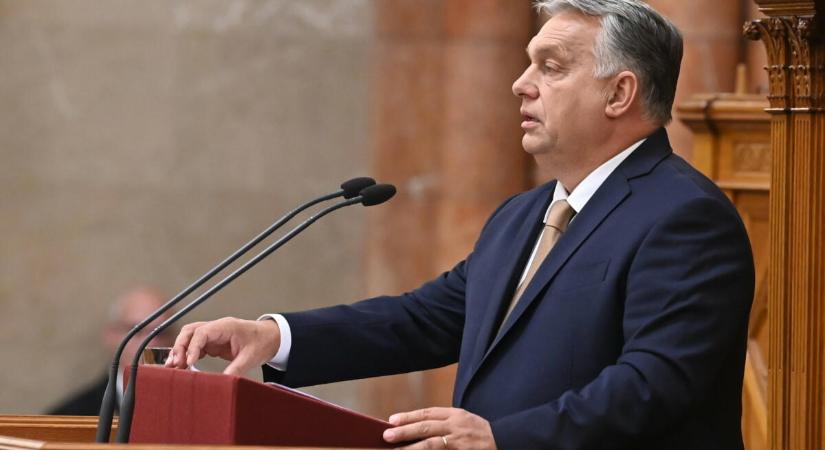 Videón Orbán arckifejezései, miközben az ellenzéktől kapta az ívet a Parlamentben