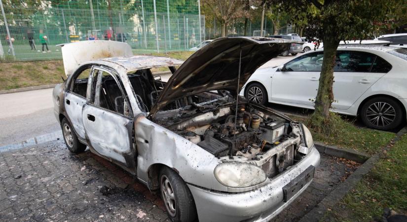 Lángolt az autó a Jubileum parknál - más autóra is átterjedt a tűz