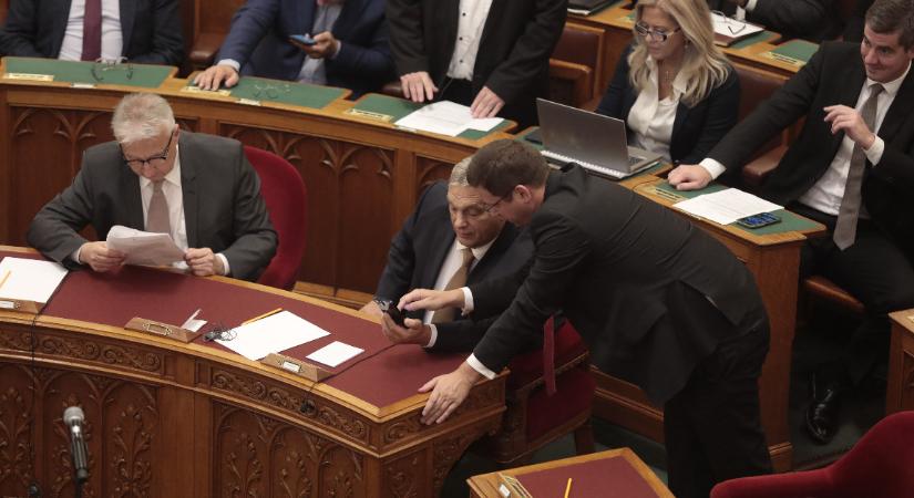 Ismét Orbán Viktort kérdezik a képviselők