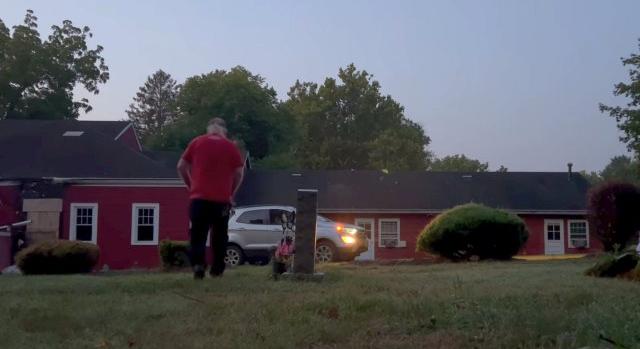 Naponta kijárt a temetőbe egy férfi, hogy levizelje egykori felesége sírját