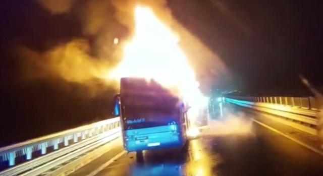 Videón, ahogy hatalmas lángokkal égett az ukrán turistabusz a kőröshegyi völgyhídon