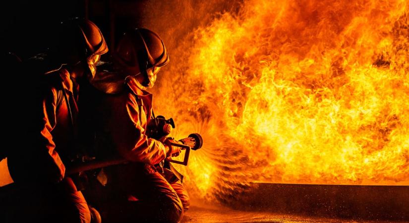 Lakóház tetőszerkezete égett Csólyospáloson, a tűzoltók két vízsugárral oltották el a lángokat