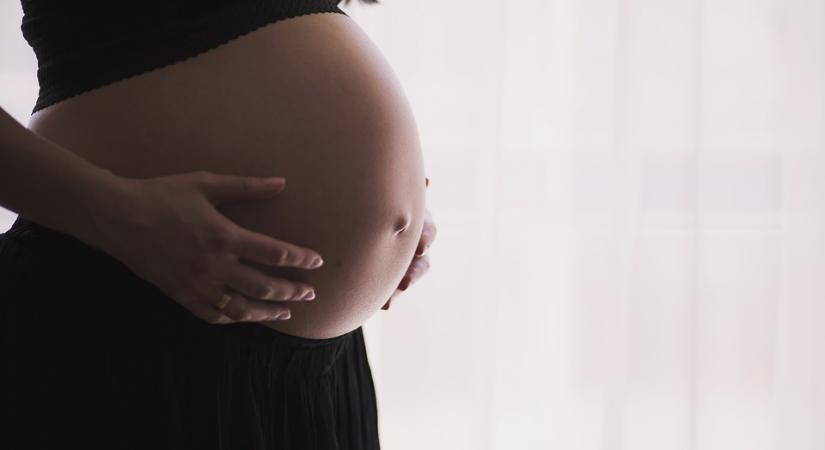 Szja-mentességet kapnak a 25 év fölötti nők, ha vállalják, hogy 5 éven belül megszülik első gyermeküket
