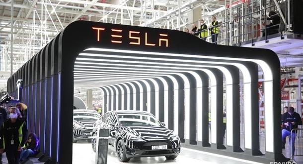 A Tesla közel 1,1 millió járművet hív vissza az Egyesült Államokban