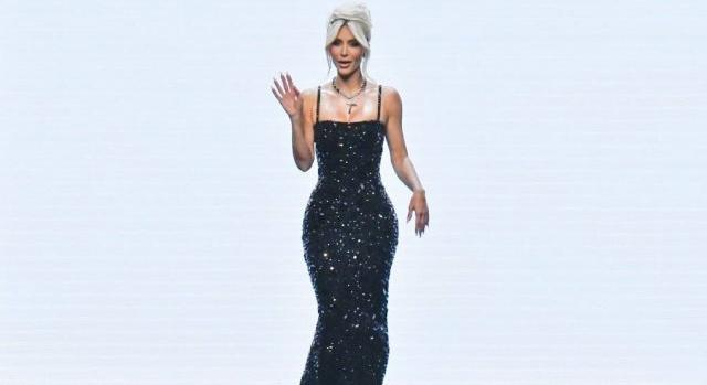 Videón, hogy Kim Kardashian járni sem tud, olyan szűk ruhát vett fel a milánói divathét egyik bulijára