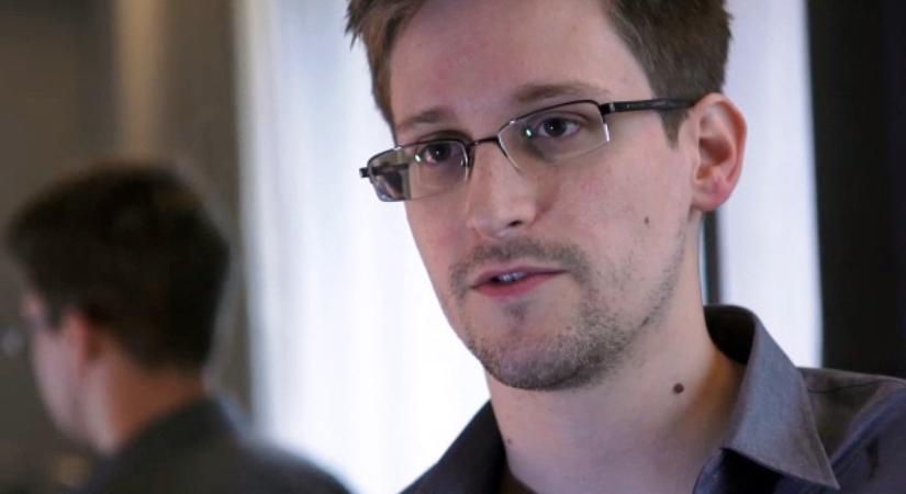 Putyin orosz állampolgárságot adományozott Edward Snowdennek