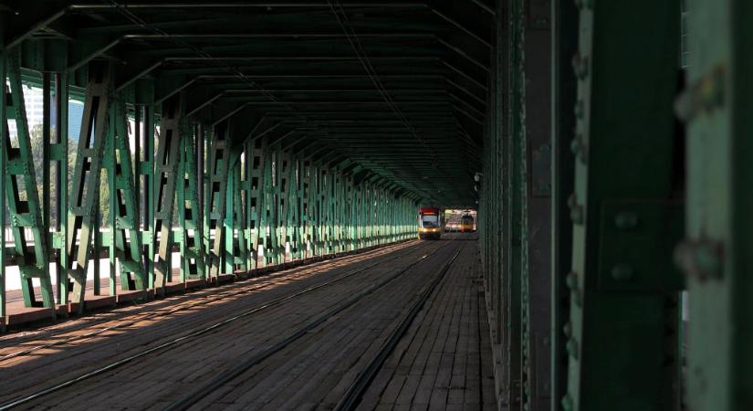 Most Gdański: emeletes híd hajópadlón járó villamosokkal
