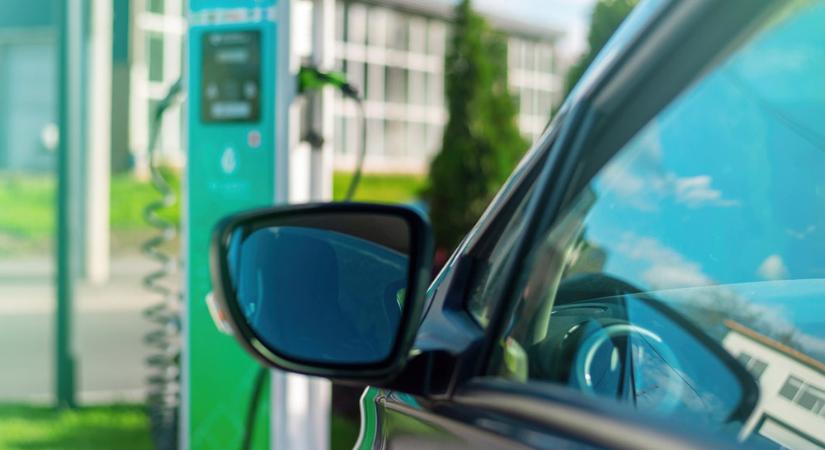 Emelkedőben az elektromos autók töltési költsége – az árak közelítenek a benzinéhez