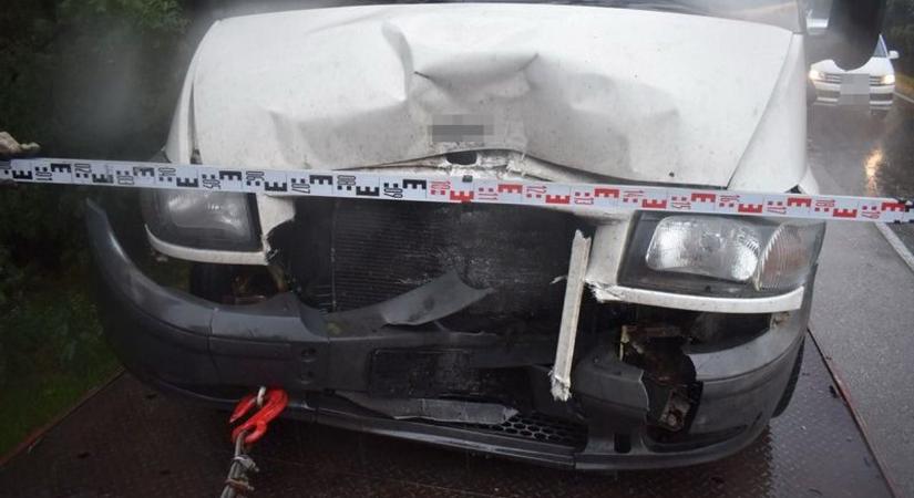 Elszabaduló keréknek ütközött egy teherautó a 4-esen, Törökszentmiklósnál